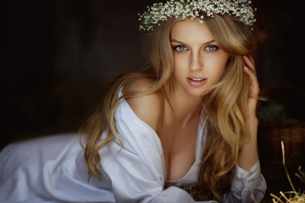 Beautiful woman on hayloft — Stockfoto