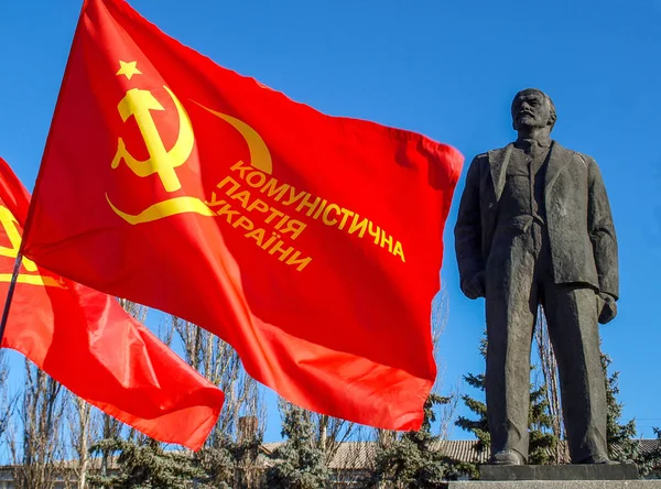 イジュム、ウクライナ - 2011 年 11 月 7 日。共産党 o の赤い旗 — ストック写真