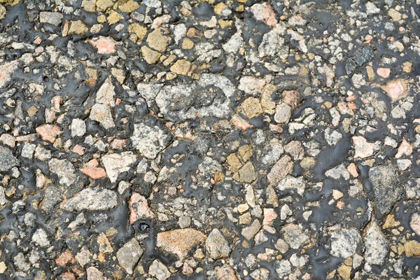 Petites pierres, vieux bitume, le terrain fondu, une photo de l'ancien — Photo