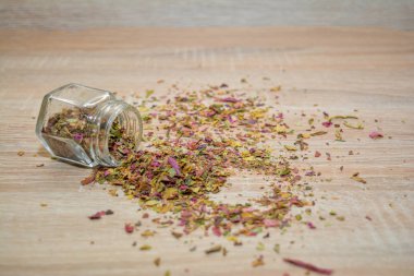 Solmayan çiçek çay ahşap bir masa üzerinde. Çay sağlık promosyon için. Mi