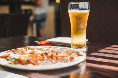 biberli pizza bir tablo