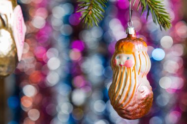 Bir ağaç üzerinde yılbaşı oyuncakları