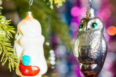 Bir ağaç üzerinde yılbaşı oyuncakları