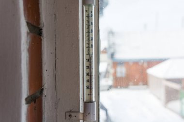 termometre bir duvara ağırlığında