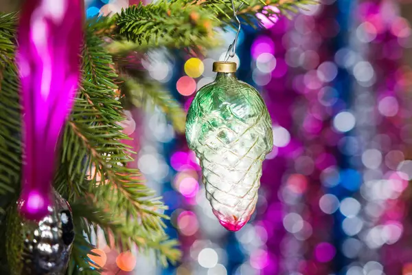 Bir ağaç üzerinde yılbaşı oyuncakları