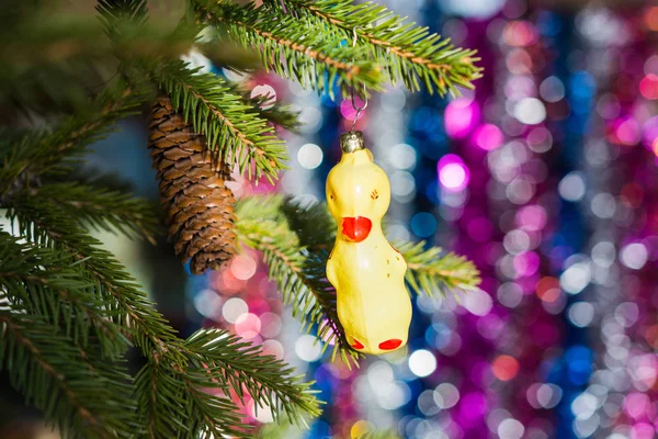 Bir ağaç üzerinde yılbaşı oyuncakları