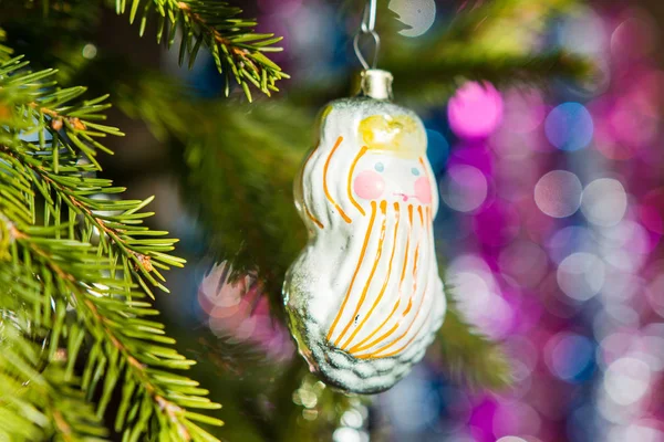 Bir ağaç üzerinde yılbaşı oyuncakları