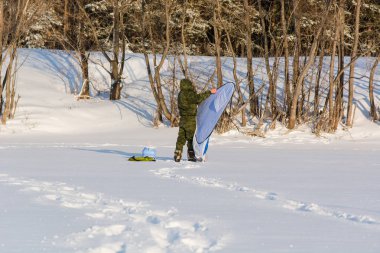 Kışın nehirde balık tutma