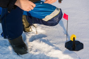 Kışın nehirde balık tutma