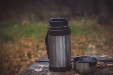 Bir masada sıcak çay