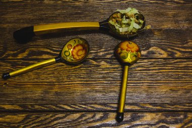 kaşık bir masada Slav