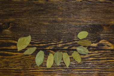 Defne yaprağı yalanlar