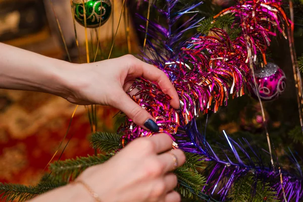 Kız bir köknar ağacı süsle