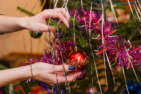 La ragazza decora un abete — Foto Stock