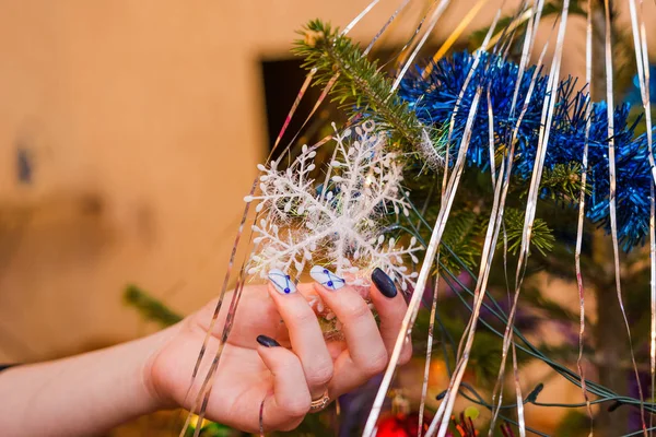 La ragazza decora un abete — Foto Stock