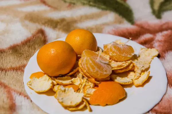 Las mandarinas yacen en un plato blanco —  Fotos de Stock