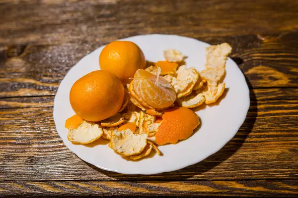 Tangerines lie on a white dish — Stock Photo, Image