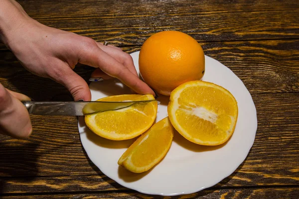 Saftige Orangen Liegen Auf Einem Dunklen Tisch — Stockfoto