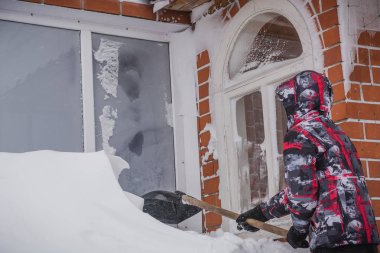 Adam uzakta kar kürekler