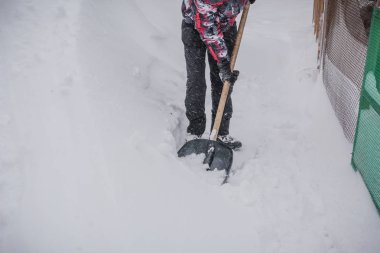 Adam uzakta kar kürekler