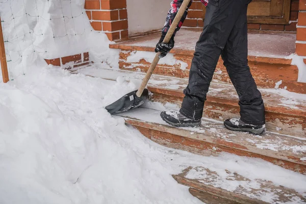 De man schoppen weg sneeuw — Stockfoto