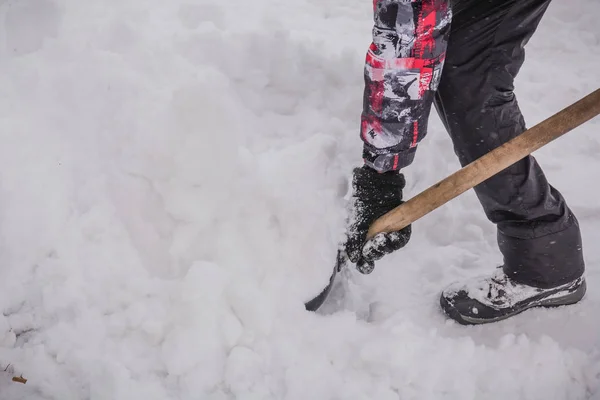 Człowiek łopaty śniegu od — Zdjęcie stockowe