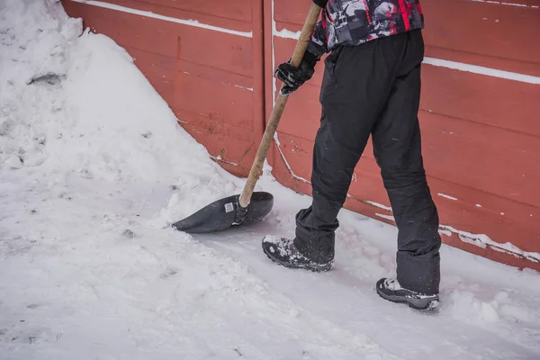 Человек убирает снег — стоковое фото