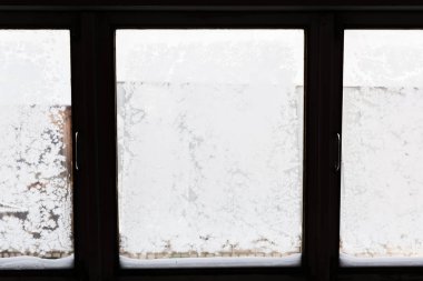 Doku buz bir pencerede