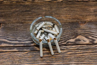 Kırık sigaraları. Hayır yasaktır. Harmfully duman