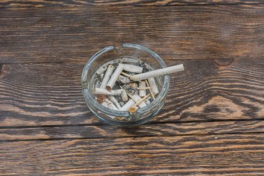 Kırık sigaraları. Hayır yasaktır. Harmfully duman