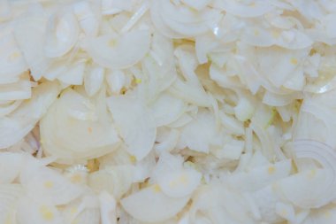 Dilimlenmiş lahana arka planı. lahana salatası. Lahanayı küçük parçalara ayır. Salata sosu. lahana turşusu.