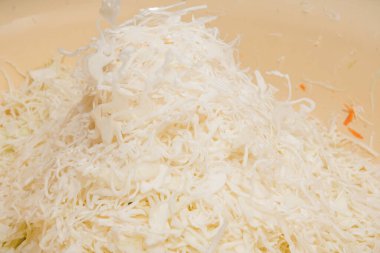 Dilimlenmiş lahana arka planı. lahana salatası. Lahanayı küçük parçalara ayır. Salata sosu. lahana turşusu.