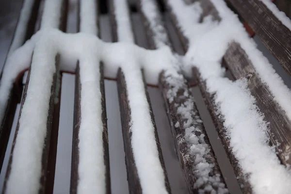 Snö på bänken. Snö föll. Närbild av snö på ett rep. Fluffig snö. — Stockfoto