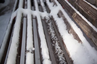 Bankta kar var. Kar yağdı. İpte karlara yakın çekim. Yumuşak kar.