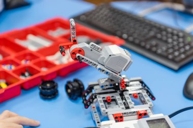 Çocuklar için inşaatçı. Çocuklar ayakta duran robotlar. Çocuk eğlencesi. Çocuklar için eğitici oyuncaklar.