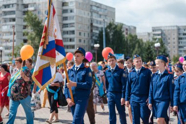 Zarinsk, Rusya - 22 Temmuz 2019: Çocuk geçidi şehrin dibinde. Birçok çocuk meydanda yürür.