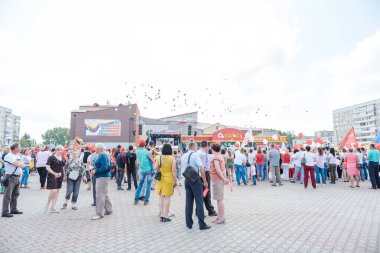 Zarinsk, Rusya - 22 Temmuz 2019: Meydanda yürüyen bir kalabalık.