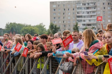 Zarinsk, Rusya - 22 Temmuz 2019: Konseri izleyen büyük bir kalabalık.