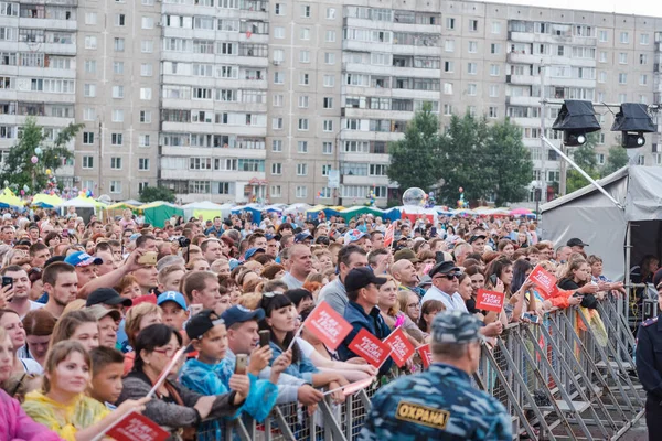 Zarinsk, Rosja - 22 lipca 2019: Duży tłum ludzi oglądających koncert. — Zdjęcie stockowe