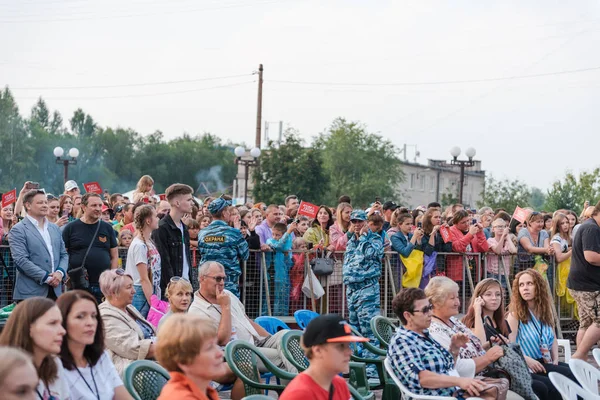 Zarinsk, Rosja - 22 lipca 2019: Ogromny tłum ludzi stoi na placu. — Zdjęcie stockowe