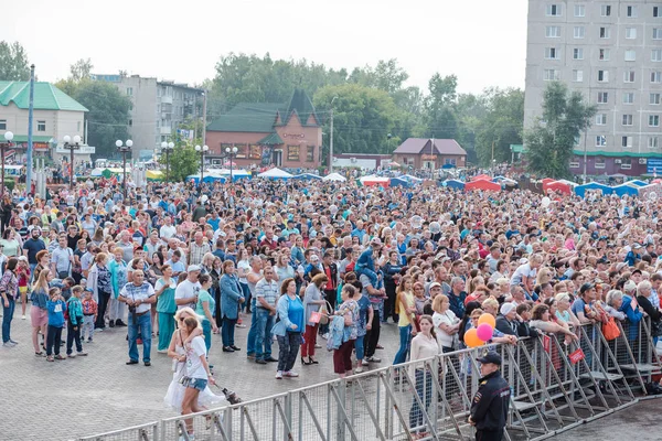 Zarinsk, Rosja - 22 lipca 2019: Ogromny tłum ludzi stoi na placu. — Zdjęcie stockowe