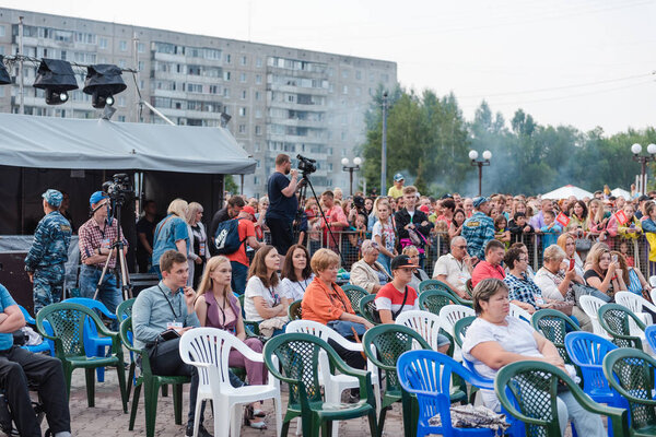 Заринск, Россия - 22 июля 2019 года: Огромная толпа людей стоит на площади
. 