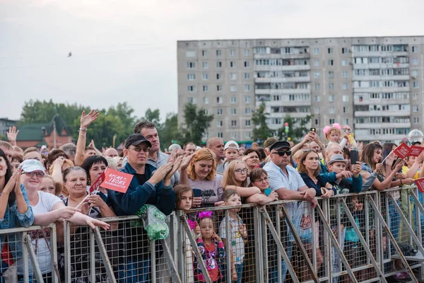 Zarinsk, Rosja - 22 lipca 2019: Ogromny tłum ludzi stoi na placu. — Zdjęcie stockowe