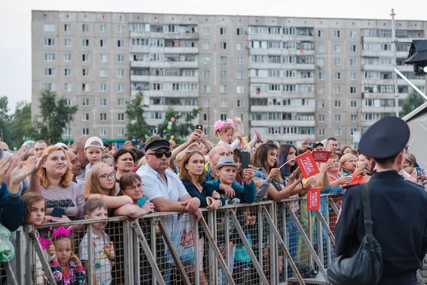 Zarinsk, Rosja - 22 lipca 2019: Ogromny tłum ludzi stoi na placu. — Zdjęcie stockowe