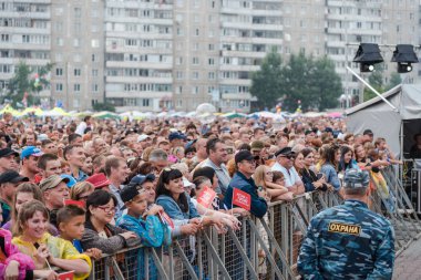 Zarinsk, Rusya - 22 Temmuz 2019: Meydanda büyük bir kalabalık duruyor. 