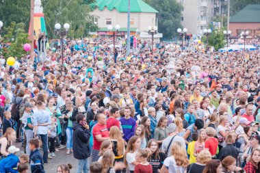 Zarinsk, Rusya - 22 Temmuz 2019: Meydanda büyük bir kalabalık duruyor. 