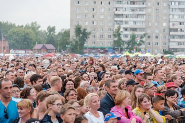 Zarinsk, Rusya - 22 Temmuz 2019: Meydanda büyük bir kalabalık duruyor. 