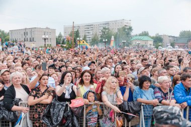 Zarinsk, Rusya - 22 Temmuz 2019: Meydanda büyük bir kalabalık duruyor. 