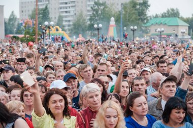 Zarinsk, Rusya - 22 Temmuz 2019: Meydanda büyük bir kalabalık duruyor. 