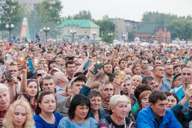 Zarinsk, Rusya - 22 Temmuz 2019: Meydanda büyük bir kalabalık duruyor. 